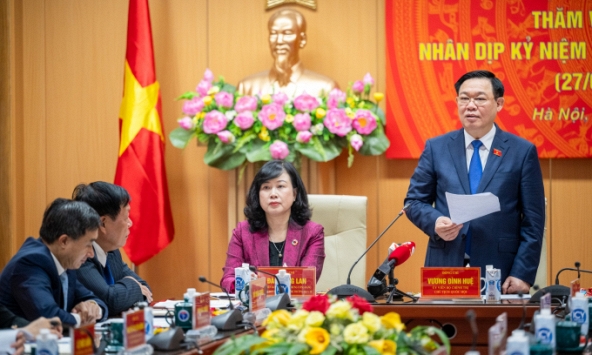 Chủ tịch Quốc hội Vương Đình Huệ đến thăm và làm việc tại Bộ Y tế nhân dịp kỷ niệm 69 năm ngày Thầy thuốc Việt Nam