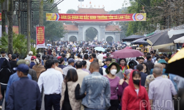 Hàng nghìn du khách đội mưa đổ về tham dự hội Lim