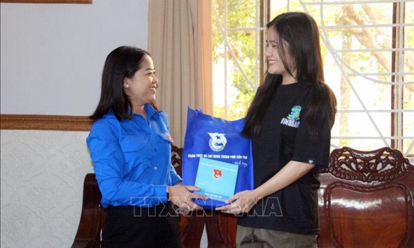 Động viên nữ thanh niên chuẩn bị tham gia nghĩa vụ quân sự