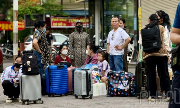 Người dân đổ xô ra các bến xe tại Hà Nội về quê nghỉ lễ dưới thời tiết nắng nóng 38 độ