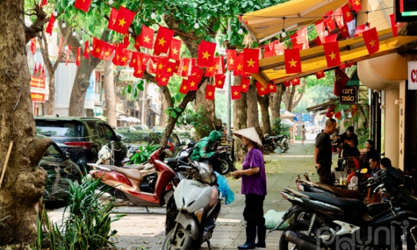 Phố phường Hà Nội rực rỡ cờ hoa chào mừng đại lễ