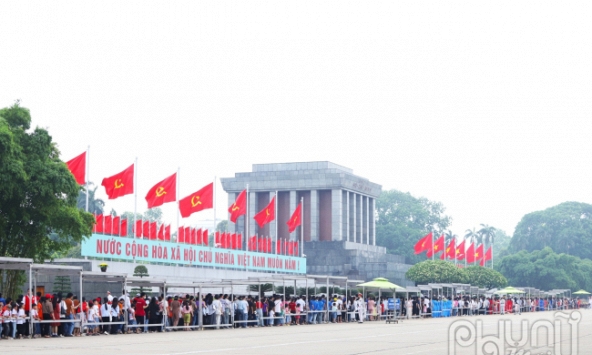 Người dân xếp hàng dài vào viếng Lăng nhân kỷ niệm 134 năm ngày sinh của Bác Hồ