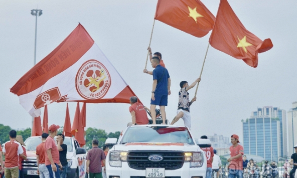Cổ động viên khuấy động, tiếp sức cho trận đấu Việt Nam – Philippine tại sân Mỹ Đình