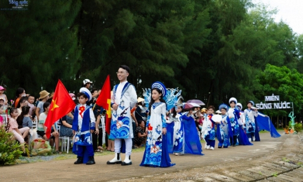 NTK Nhật Thực tạo dấu ấn với bộ sưu tập 'Miền sông nước' ngay tại quê nhà 