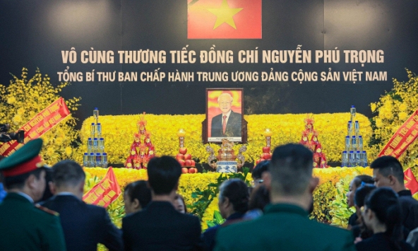 Hàng nghìn người đến thắp nhang đưa tiễn Tổng Bí thư Nguyễn Phú Trọng tại quê nhà Đông Anh