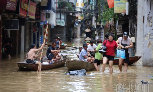 Hà Nội: Nhộn nhịp dịch vụ chèo thuyền đưa đón người dân tại vùng lũ ven sông Hồng