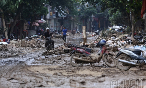 Yên Bái vẫn ngập trong bùn, rác sau gần 10 ngày kể từ khi lũ đi qua