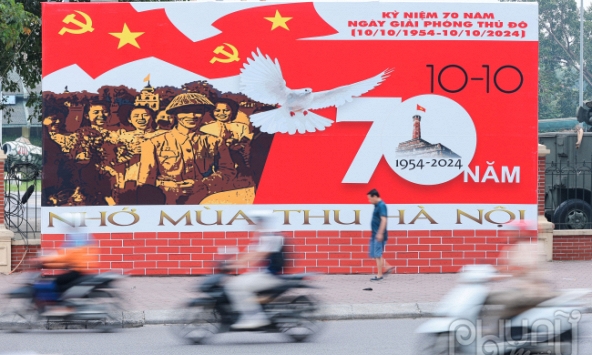 Phố phường Hà Nội rực rỡ sắc màu chào mừng kỷ niệm 70 năm ngày Giải phóng Thủ đô