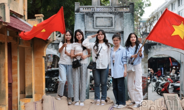 Người dân háo hức check-in dịp kỷ niệm 70 năm Giải phóng Thủ đô