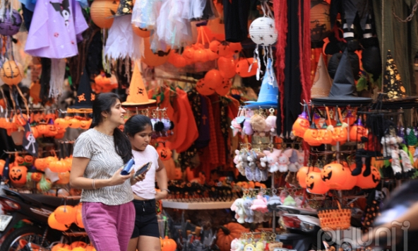 Đồ trang trí Halloween kinh dị bày bán khắp phố Hàng Mã
