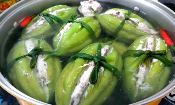 Cuối tuần cùng chế biến món canh mướp đắng nhồi thịt