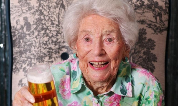 Cụ bà 110 tuổi hài hước tiết lộ bí quyết sống lâu là mỗi ngày uống 1 lon bia, công dụng của bia khi uống đúng cách