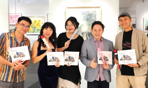 “Sắc màu bừng nở” qua những bức tranh màu nước đặc sắc