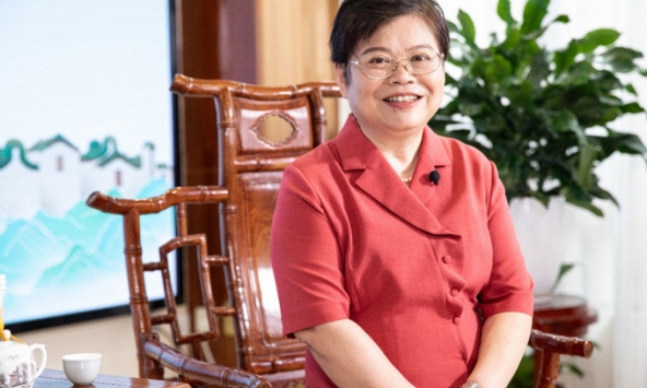 Nữ bác sĩ cạnh tranh với 'tử thần', điều trị cho hơn 100.000 bệnh nhân