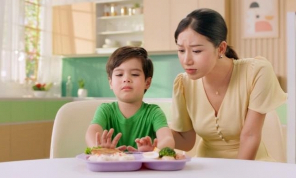 Những sai lầm thường gặp khi dạy con ăn uống và cách khắc phục