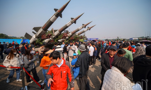 Biển người chen chân khám phá công nghệ quân sự