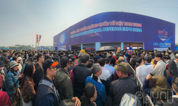  Hàng nghìn người chen chân tham quan triển lãm Quốc phòng
