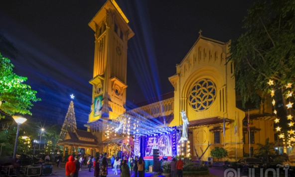 Các nhà thờ ở Hà Nội lên đèn lung linh chào đón đêm Giáng sinh an lành