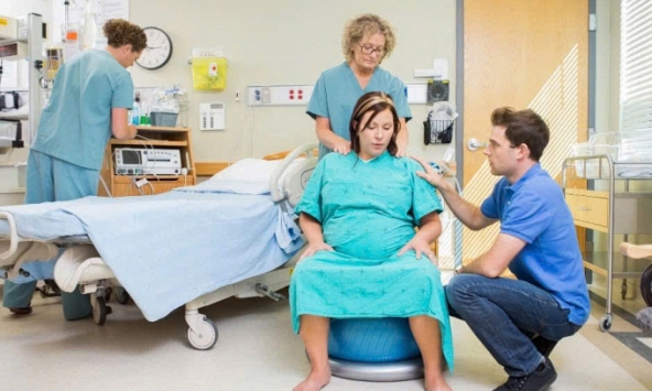 Mẹ bị đái tháo đường thai kỳ nên sinh con vào thời điểm nào và bằng cách nào ?