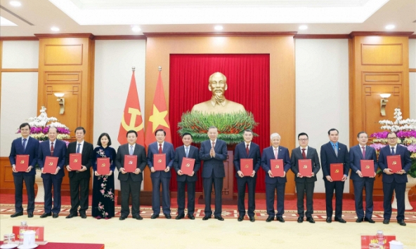 Tổng Bí thư Tô Lâm trao Quyết định về chức năng, nhiệm vụ của 13 cơ quan ban Đảng, đơn vị ở Trung ương