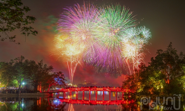 Hà Nội lung linh khoảnh khắc đêm giao thừa 2025