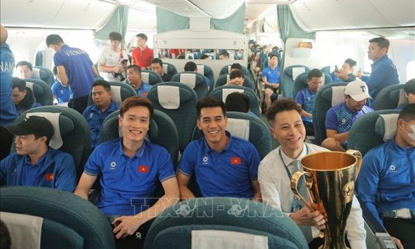 Chào đón đội tuyển Việt Nam cùng Cúp vô địch ASEAN Cup 2024 về đến Nội Bài
