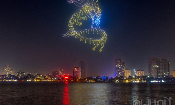 'Hòa nhạc ánh sáng' tỏa sáng với màn trình diễn drone ấn tượng