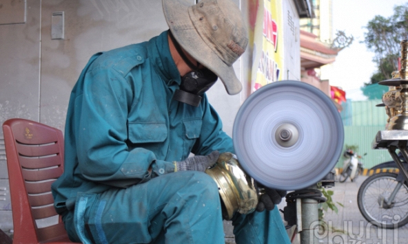 Hốt tiền triệu mỗi ngày nhờ đánh bóng lư đồng dịp cận Tết 