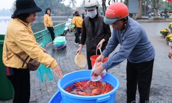 Người dân Hà Nội nô nức thả cá chép tiễn ông Táo về trời