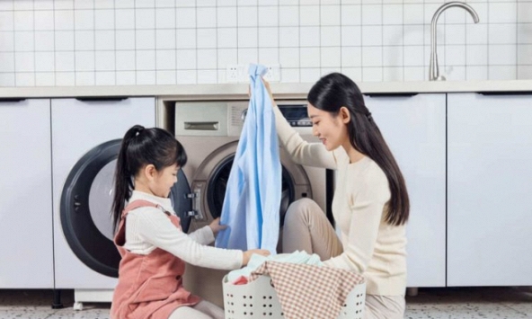 Giúp con làm quen với việc dọn dẹp và giặt giũ