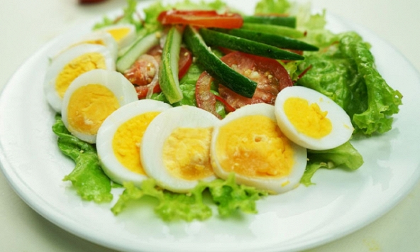 Cách làm Salad rau củ trứng nhanh gọn tại nhà