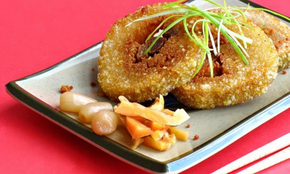 Chế biến bánh chưng sau Tết