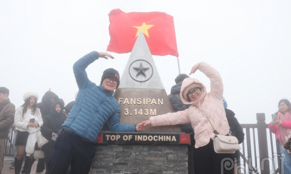 Bất chấp 1°C, dân tình chen chân lên đỉnh Fansipan trải nghiệm ngày đầu năm