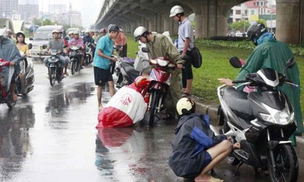 Phòng CSGT Hà Nội đính chính thông tin về việc phạt 14 triệu đồng khi dừng xe mặc áo mưa