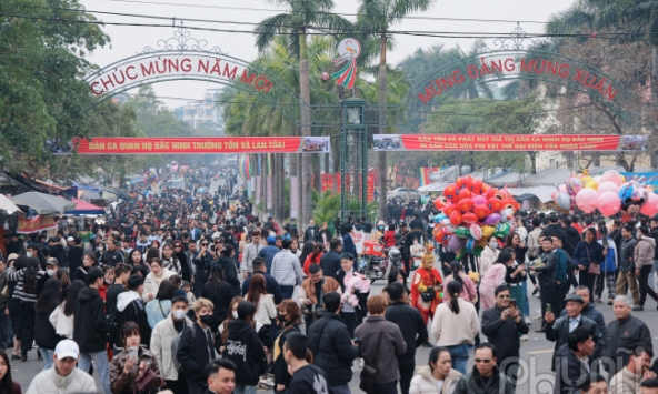 Hội Lim 2025: 'Choáng ngợp' trước biển người trẩy hội