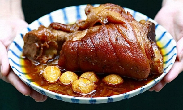 Bắp giò kho tàu trứng cút: Cách làm đơn giản mà ngon ngất ngây