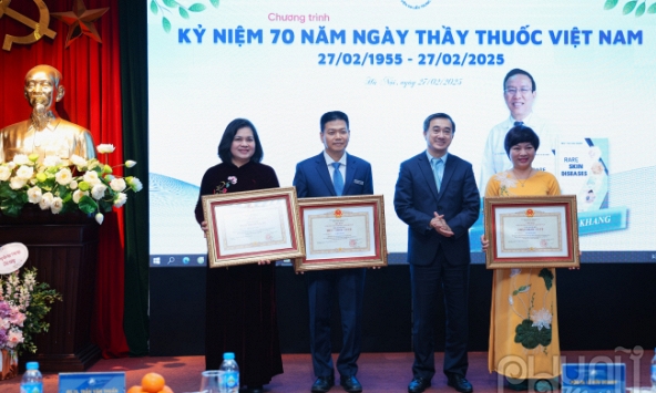 Ba bác sĩ Bệnh viện Da liễu vinh dự nhận danh hiệu Thầy thuốc Ưu tú