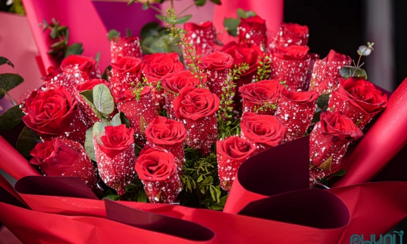 Hoa tươi, mỹ phẩm, thời trang.. Những món quà đắt khách dịp 8/3