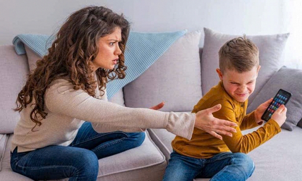 Trẻ nghiện game, nghiện điện thoại: Cách xử lý của cha mẹ