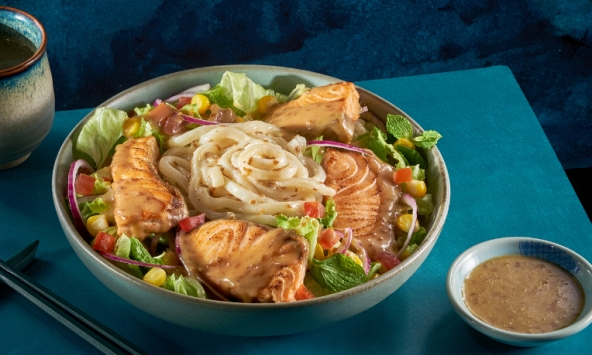 Salad mì udon cá hồi sốt mè rang, món ngon thanh mát, bổ dưỡng