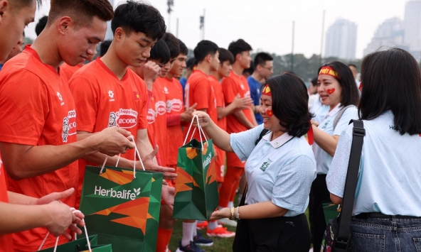 Herbalife Việt Nam đồng hành cùng các Đội Tuyển Bóng Đá Quốc Gia Việt Nam chuẩn bị cho mùa giải mới 2025
