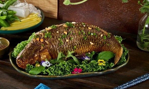 Bí quyết làm cá chép chiên giòn cuốn bánh tráng thơm ngon đậm đà