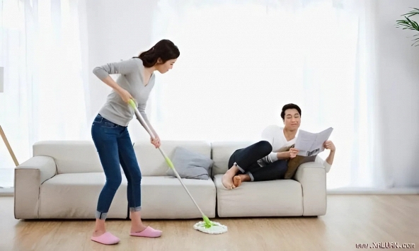 Báo cáo Chính phủ: Phụ nữ Việt Nam vẫn gánh vác gần gấp đôi thời gian làm việc nhà so với nam giới