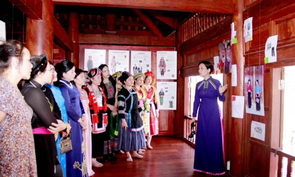 Hà Giang tôn vinh vẻ đẹp trang phục phụ nữ các dân tộc Việt Nam qua triển lãm và sách 