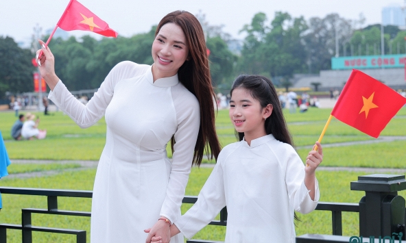 Người dân và du khách nô nức check-in tại Quảng trường Ba Đình mừng 50 năm Giải phóng miền Nam