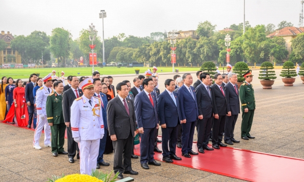 Lãnh đạo Đảng, Nhà nước và các đại biểu Quốc hội vào Lăng viếng Chủ tịch Hồ Chí Minh