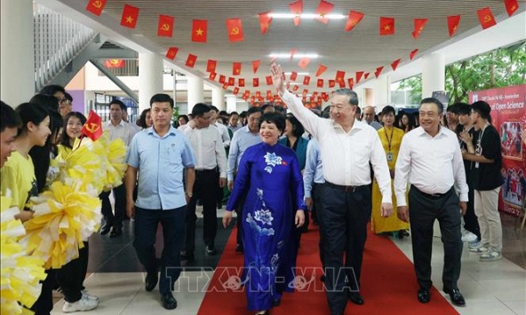 Tổng Bí thư Tô Lâm: Thúc đẩy đổi mới sáng tạo, chuyển đổi số trong trường học, không để học sinh nào bị bỏ lại phía sau