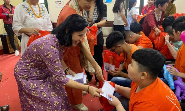 CLB Nhà báo nữ Việt Nam: Gieo nụ cười, xây niềm tin cho trẻ em khiếm thính đón 1/6