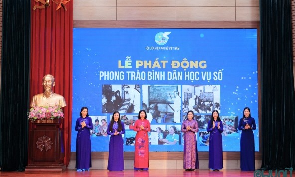 Phụ nữ Việt Nam hướng tới kỷ nguyên số với 'Bình dân học vụ số' 