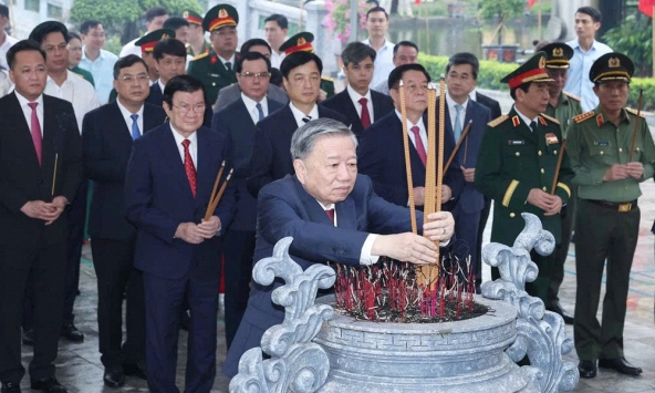 Tổng Bí thư Tô Lâm dâng hương tưởng niệm Tổng Bí thư Nguyễn Văn Linh
